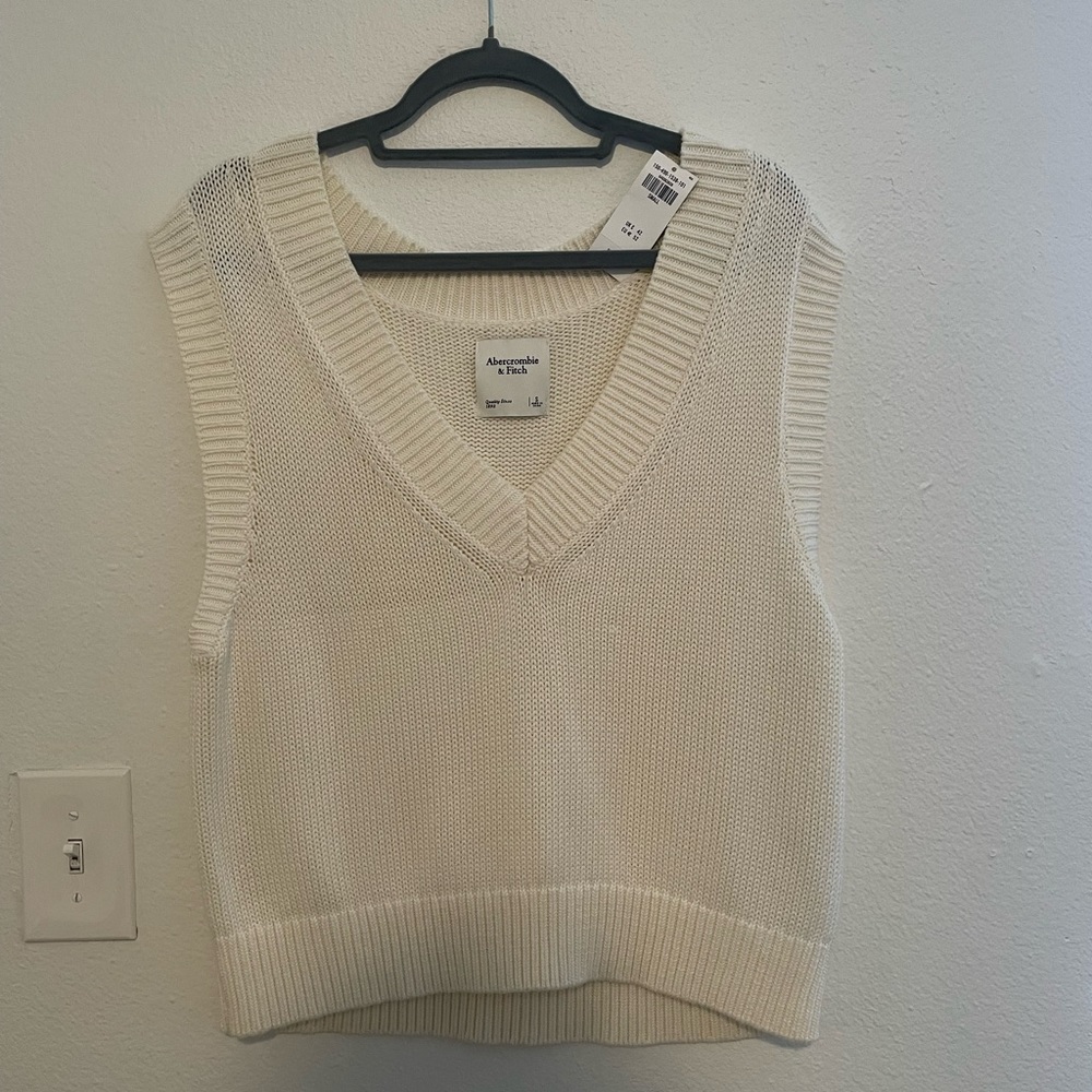 NEW Abercrombie knit white vest